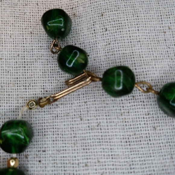 Gold tone Green Yellow Beaded faux gem Necklace - Picture 5 of 5